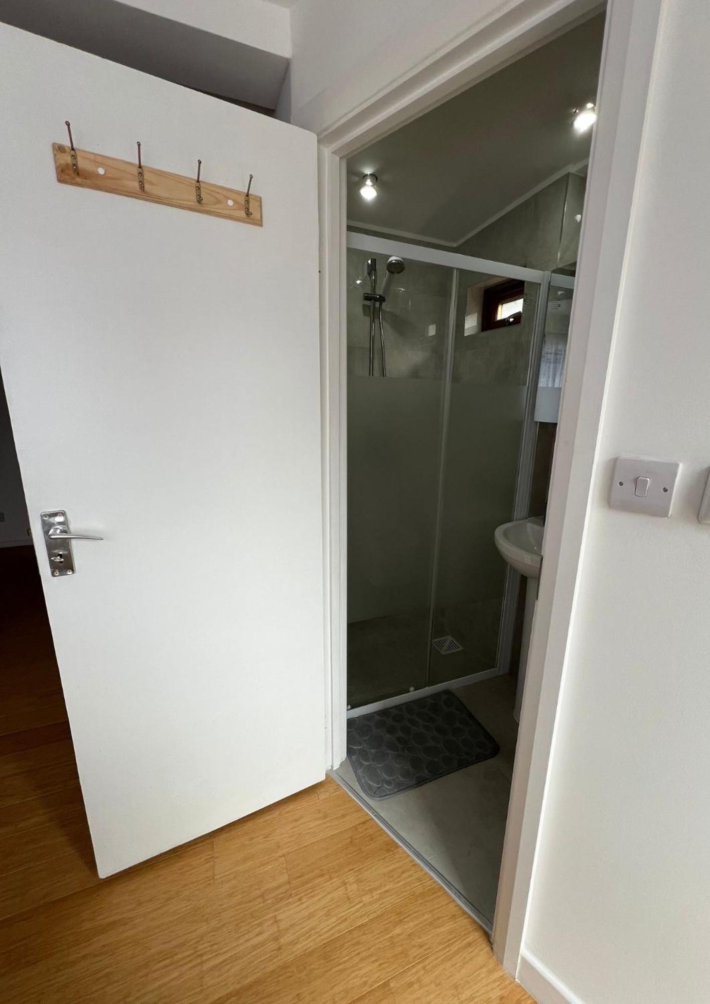 Modern Studio In Greenford, Free Wifi, Parking & Streaming Services Ealing Luaran gambar